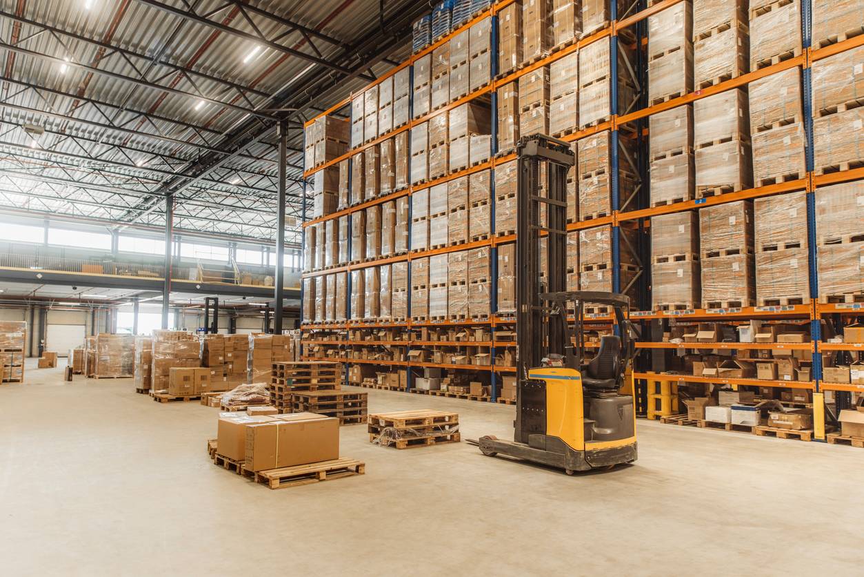 Does a Warehouse Need a First Aider? UK Law & Regulations